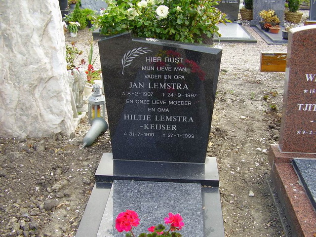 Grafsteen Jan Lemstra en Hiltje Keijser