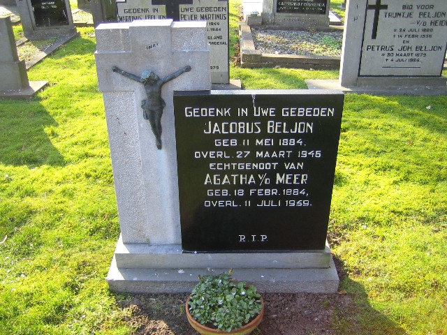 Grafsteen Jacobus Beljon en Akke vd Meer