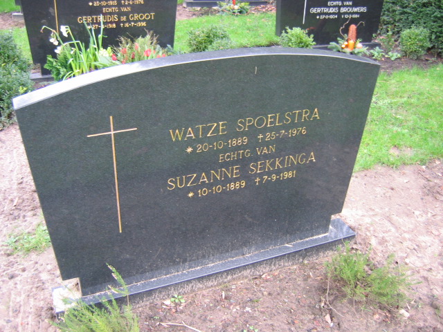 Grafsteen Watze Spoelstra en Suzanna Sikkenga