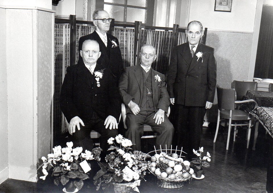Hendricus(Hennie), Lambertus(Bert), Petrus(Math) en Andreas Seerden
Foto gemaakt bij Hotel De Bleek, Stationsweg 1, 8801 JL Franeker(Friesland)